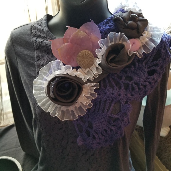 Purple & Grey over the shoulder Flower Pin - Picture 1 of 3